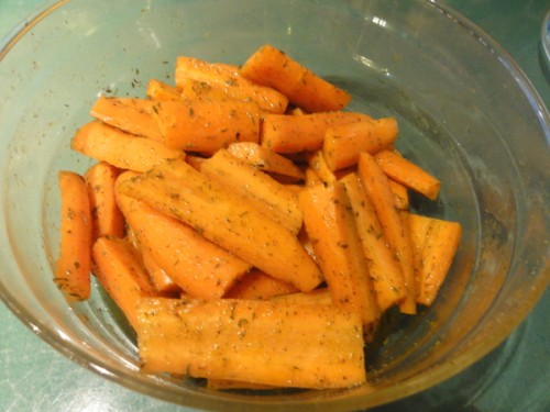 Zanahoria cortada a tiras con hierbas cruda para cocer