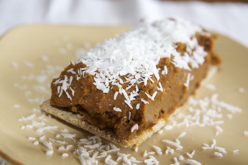 Tostada con puré de calabaza y dátiles