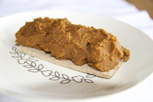Tostada con puré de calabaza y dátiles