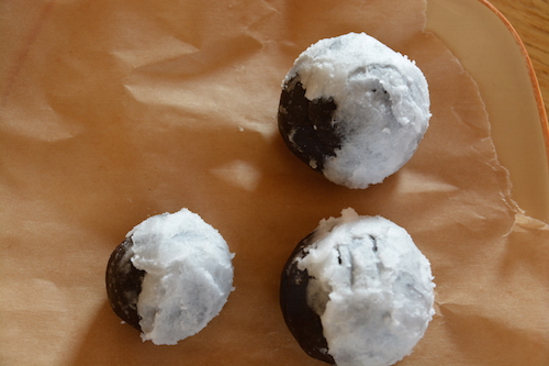 Bolitas de dátil medio recubiertas de manteca de coco