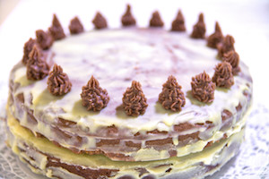 Glaseado de manteca de cacao y decoraciones con ghee, miel y algarroba