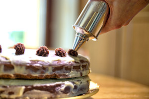 Haciendo el frosting de una tarta con una jeringa pastelera