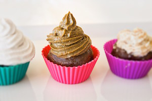 Glaseado de aguacate, dátiles, crema de coco y algarroba en polvo