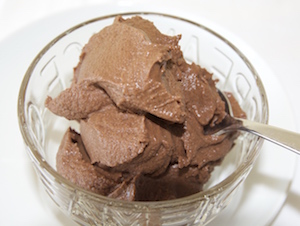 Helado de chocolate hecho con dátiles