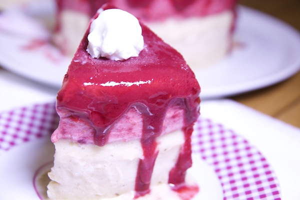 Trozo de tarta helada de frambuesa y plátano