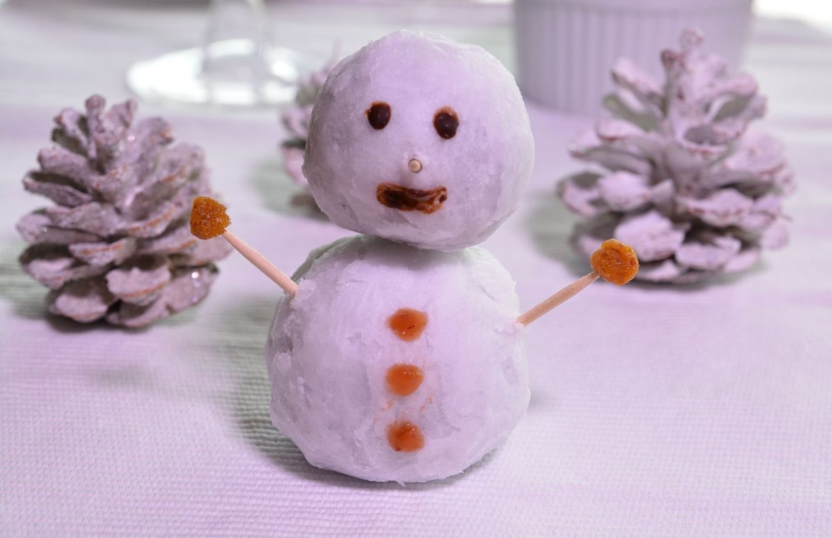 Muñeco de nieve hecho con dátil