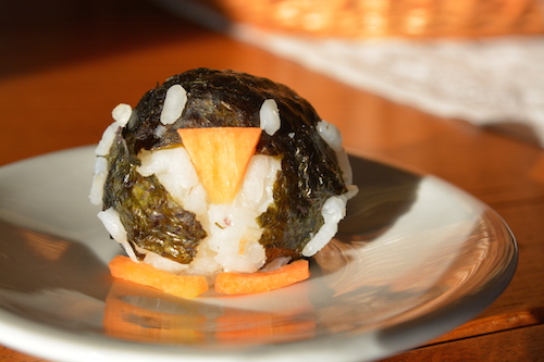 Muñequito con forma de pingüino hecho con arroz