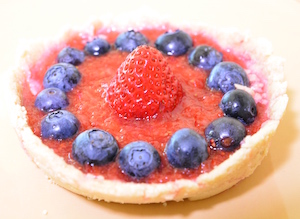 Tartaleta de puré de fresas con arándanos y fresa por encima