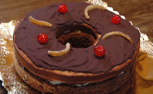 Pastel con glaseado de chocolate y frutas por encima