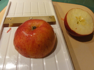 Mandolina para cortar manzana a rodajas