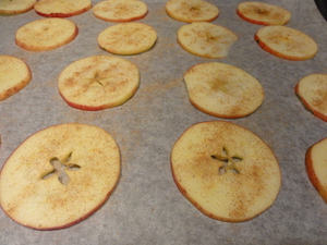 Rodajas de manzana en una bandeja para el horno
