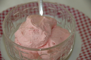 Helado de fresa en un bowl