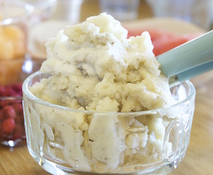 Helado de plátano en una copa