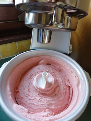 Helado de fresa hecho con heladera