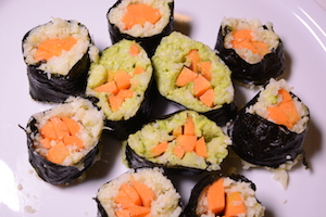 Trozos de sushi tipo maqui de zanahoria