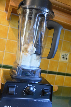 Picando el plátano helado con un blender